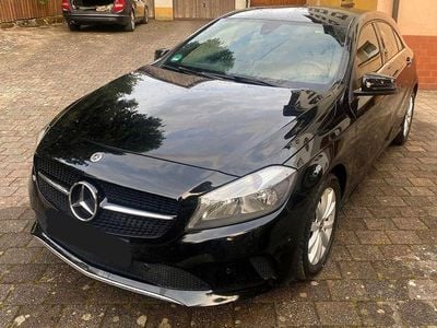 Usado Mercedes A180 122 CV (89 kW) 2018 Negro Berlina