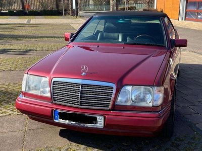 Używany Mercedes E220 Sportline 150 KM (110 kW) 1994 Czerwony Kabriolet