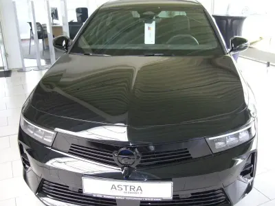 Neu Opel Astra 131 PS (96 kW) 2025 Lackierung schwarz perla Kleinwagen
