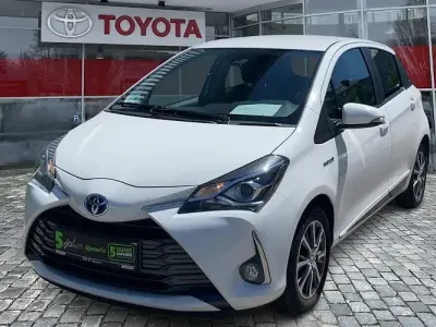 Gebraucht Toyota Yaris Hybrid Club 100 PS (73 kW) 2019 Weiß Limousine