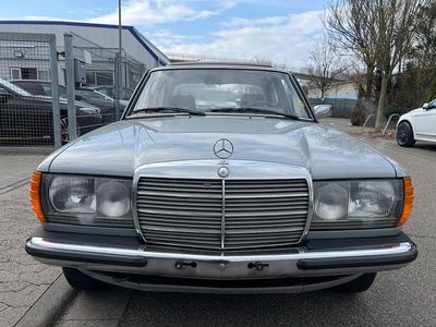Grau Gebraucht 1983 Mercedes 200 Limousine | 9.900 €