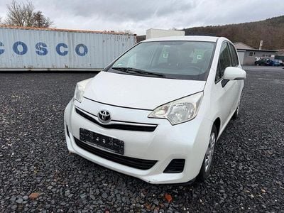 Gebraucht Toyota Verso-S Life 99 PS (72 kW) 2011 Weiß Van / Kleinbus