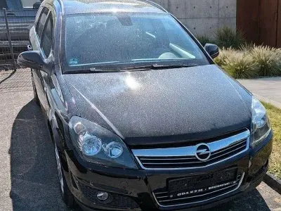 Gebraucht Opel Astra Edition 90 PS (66 kW) 2010 Schwarz Kombi