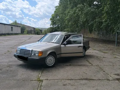 Gebraucht Mercedes E230 132 PS (97 kW) 1988 Silber Limousine