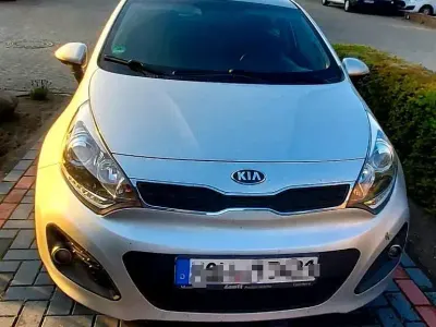 Gebraucht Kia Rio 90 PS (66 kW) 2015 Silber Kleinwagen