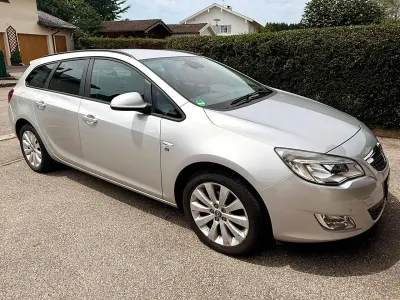 Gebraucht Opel Astra 140 PS (102 kW) 2012 Silber Kombi