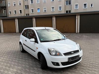 Gebraucht Ford Fiesta 70 PS (51 kW) 2007 Weiß Kleinwagen