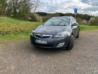 Gebraucht Opel Astra 160 PS (117 kW) 2012 Schwarz Limousine