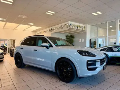 Gebraucht Porsche Cayenne 475 PS (349 kW) 2024 Grau SUV