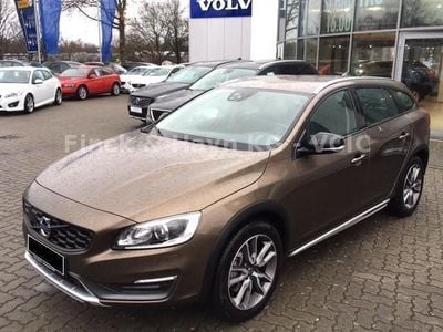 Gebraucht Volvo V60 CC Summum 190 PS (139 kW) 2016 Andere farbe metallic Kombi