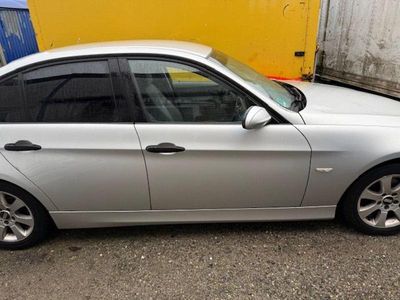 Grau Gebraucht 2005 BMW 320 Limousine | 1.470 €