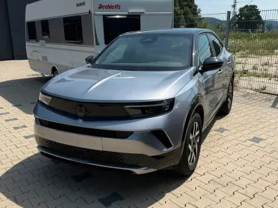 Neu Opel Mokka 131 PS (96 kW) 2025 Artense grau SUV