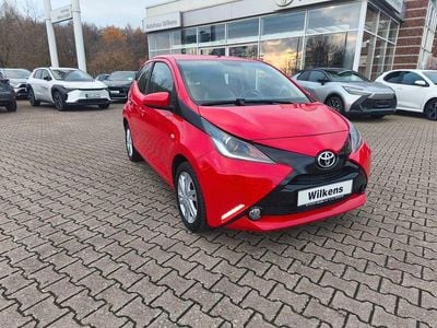 Rot Gebraucht 2015 Toyota Aygo X-play Kleinwagen | 7.990 € (Fairer Preis)