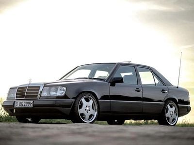 Schwarz Gebraucht 1991 Mercedes E230 Limousine | 11.999 €