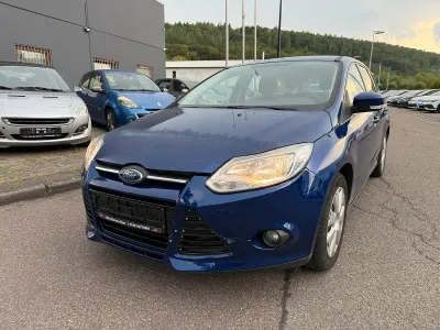 Gebraucht Ford Focus Trend 101 PS (74 kW) 2014 Blau Kombi