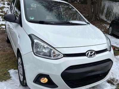 Gebraucht Hyundai i10 Basis 67 PS (49 kW) 2016 Weiß Kleinwagen