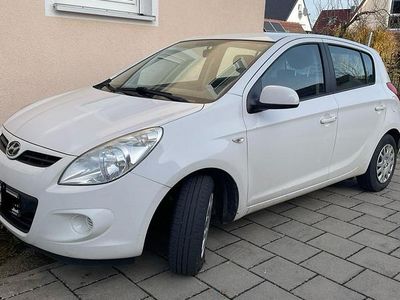 Gebraucht Hyundai i20 Edition 77 PS (56 kW) 2012 Weiß Kleinwagen