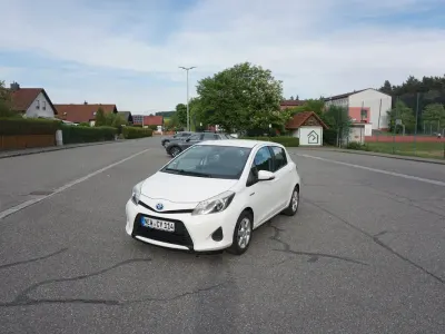 Gebraucht Toyota Yaris Hybrid Life 100 PS (73 kW) 2012 Weiß Kleinwagen
