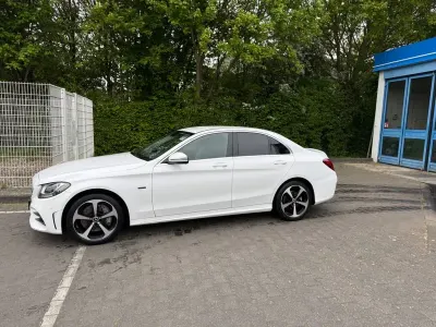 Używany Mercedes C300e AMG line 306 KM (225 kW) 2021 Biały Sedan/Limuzyna