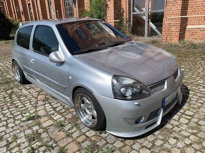Gebraucht Renault Clio II 169 PS (124 kW) 2002 Silber Kleinwagen