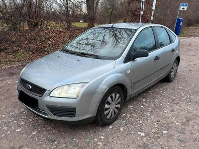 Używany Ford Focus 2005 Szary Sedan/Limuzyna