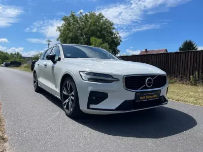 Gebraucht Volvo V60 R-Design 190 PS (139 kW) 2020 Ice white, solid / solid Kombi
