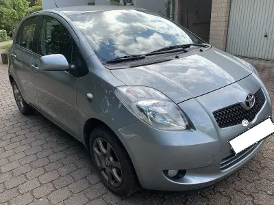 Gebraucht Toyota Yaris 69 PS (50 kW) 2009 Grau Kleinwagen