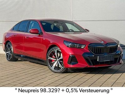 Gebraucht BMW 550e M Sport 489 PS (359 kW) 2025 Dragon fire rot metallic Limousine