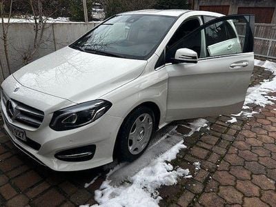 Weiß Gebraucht 2018 Mercedes B200 Van / Kleinbus | 18.300 € (Fairer Preis)