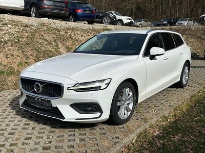 Gebraucht Volvo V60 Momentum 150 PS (110 kW) 2019 Weiß Kombi