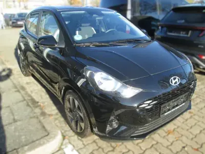Gebraucht Hyundai i10 Trend 63 PS (46 kW) 2024 Schwarz Kleinwagen