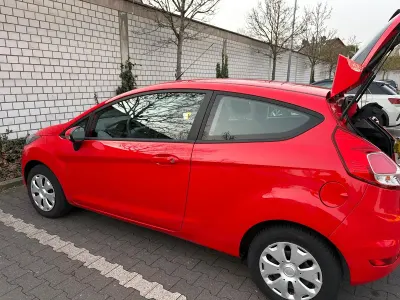 Gebraucht Ford Fiesta Ambiente 60 PS (44 kW) 2016 Rot Kleinwagen