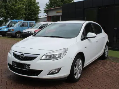 Gebraucht Opel Astra Edition 101 PS (74 kW) 2012 Weiß Limousine