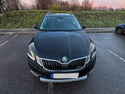 Schwarz Gebraucht 2017 Skoda Octavia Scout Scout 4x4 Kombi | 17.000 €