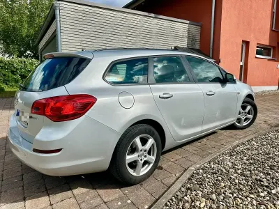 Gebraucht Opel Astra 95 PS (69 kW) 2011 Silber Kombi