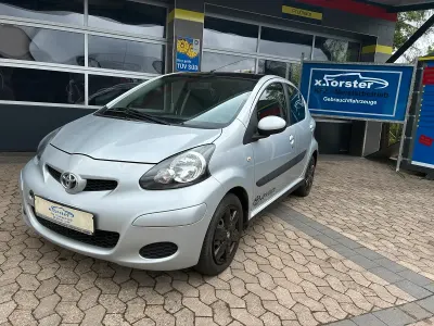 Gebraucht Toyota Aygo 68 PS (50 kW) 2009 Silber Kleinwagen