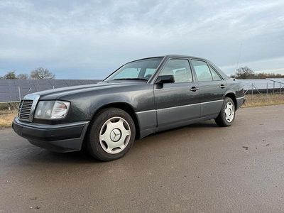 Grau Gebraucht 1993 Mercedes 200 Limousine | 4.290 €