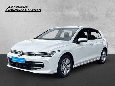 Weiss Gebraucht 2024 VW Golf VIII Life Limousine | 27.990 € (Fairer Preis)