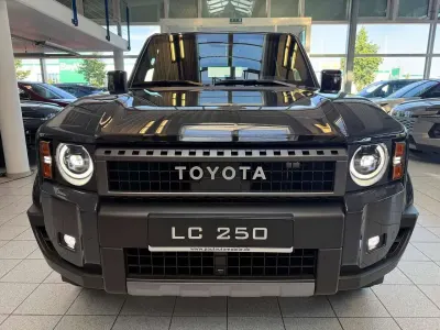 Neu Toyota Land Cruiser Cool 205 PS (150 kW) 2026 Dark grey  1l7 SUV