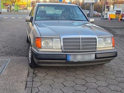 Gebraucht Mercedes E200 120 PS (88 kW) 1992 Grau Limousine