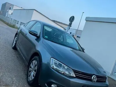 Gebraucht VW Jetta 105 PS (77 kW) 2011 Grau Limousine