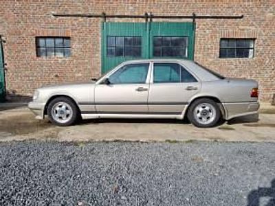Usata Mercedes E300 188 CV (138 kW) 1986 Oro Berlina