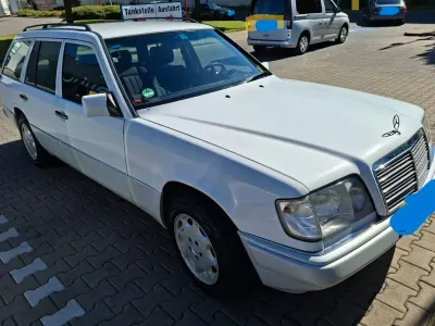 Używany Mercedes E230 132 KM (97 kW) 1992 Biały Kombi