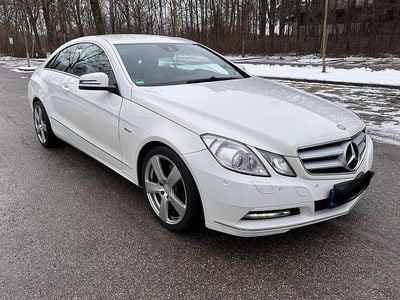 Gebraucht Mercedes E220 170 PS (125 kW) 2012 Calcitweiss  unilack Coupé