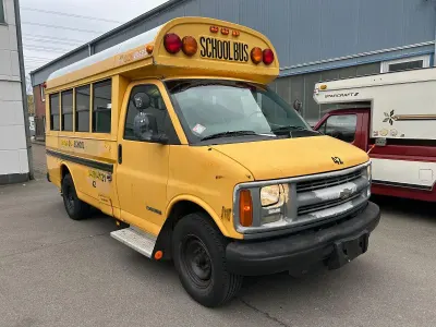 Usado Chevrolet Express 2000 Amarillo Monovolumen