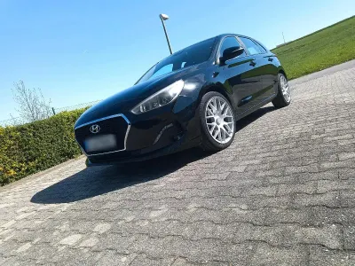Gebraucht Hyundai i30 Trend 99 PS (72 kW) 2018 Schwarz Limousine