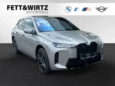 Neu BMW iX M Sport 400 kW (544 PS) 2026 Spacesilber metallic SUV