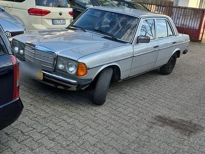 Gebraucht Mercedes 200 109 PS (80 kW) 1982 Grau Limousine