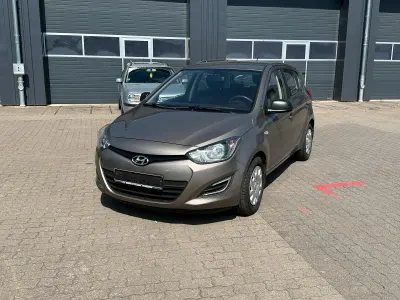 Gebraucht Hyundai i20 85 PS (62 kW) 2012 Braun Kleinwagen