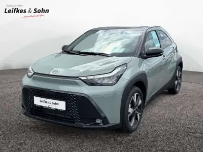 Neu Toyota Aygo X 116 PS (85 kW) 2026 Urban khaki / black SUV